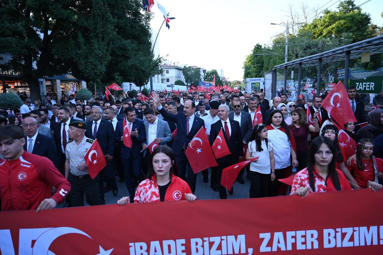 Konya'da 15 Temmuz gecesi! Kılıçarslan Meydanı'na insan seli 10